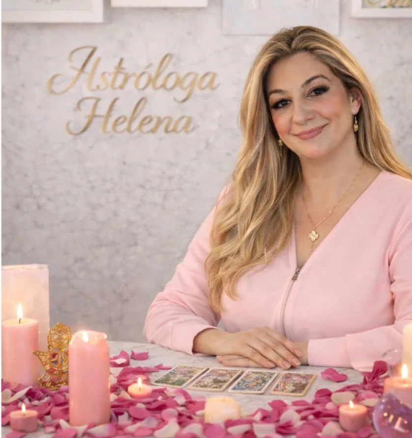 Helena Sensitiva em mesa de atendimento