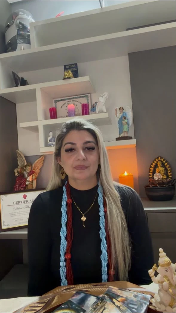 Helena em ambiente espiritual com cartas